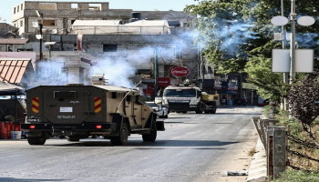 مستوطنون صهاينة يهاجمون المغير وقوات العدو تقتحم القرية وتحتجز شابين