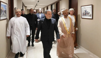 عراقتشي يصل إلى مسقط لبحث ترتيبات إدارة مضيق هرمز والتطورات الإقليمية