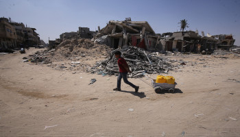 غزة.. أهالي خان يونس يواجهون أزمة مياه خانقة وسط دمار البنية التحتية