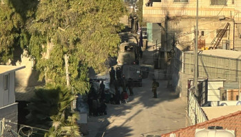 قوات العدو تشن حملة مداهمات واعتقالات في مدن الضفة الغربية