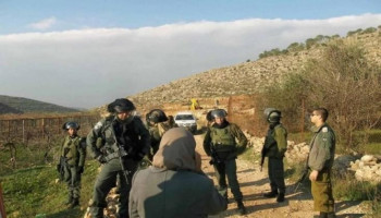 العدو يجبر مواطنين على مغادرة أرضهم في الخضر جنوب بيت لحم