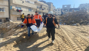 الدفاع المدني بغزة يستأنف انتشال جثامين الشهداء في القطاع رغم نقص الإمكانات