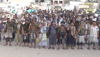 مسيرة في مديرية الجوبة بمأرب تبارك حظر الملاحة البحرية للعدو السعودي