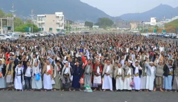 أبناء إب يحتشدون تأييدًا لإعلان القوات المسلحة حظر الملاحة البحرية على العدو السعودي