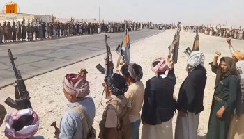 مأرب.. وقفة قبلية مسلحة في مجزر مباركة لقرار حظر الملاحة على العدو السعودي