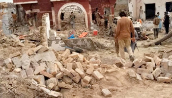 مقتل 15 شخصاً بينهم 12 جندياً باكستانياً في تفجير سيارة ملغومة عند الحدود الأفغانية