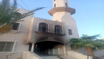 مستعمرون يحرقون مسجدًا قيد الإنشاء ومنزلًا في نابلس بالضفة