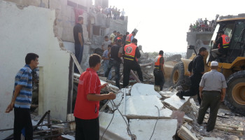 انتشال 99 شهيدًا من منازل عائلتي أبو شريعة والحساينة جنوب مدينة غزة