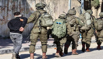 قوات العدو تعتقل 18 فلسطينيًا خلال حملة اقتحامات واسعة في الضفة