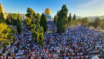 عشرات الآلاف يؤدون صلاة الجمعة في المسجد الأقصى المبارك