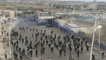 صدامات بين قوات الأمن المغربية ومئات المهاجرين خلال محاولة جماعية لعبور حدود مليلية