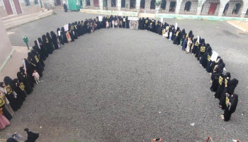 وقفة نسائية في شبام كوكبان بالمحويت تأييدًا لمعادلة "الحصار بالحصار"
