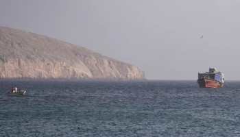 هيئة بحرية تعلن إصابة سفينة شحن بمقذوف مجهول في مضيق هرمز