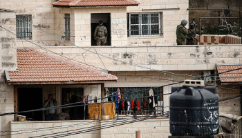 العدو الصهيوني يقتحم منزل رئيس هيئة مقاومة الجدار والاستيطان في طولكرم