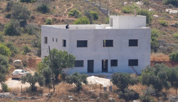 مستوطنون صهاينة يقتحمون منزلًا ويسرقون مقتنياته في جنين