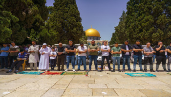 70 ألفا يؤدون صلاة الجمعة في المسجد الأقصى رغم مضايقات العدو