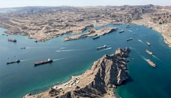 هيئة بحرية بريطانية: إصابة سفينة شحن بمقذوف في مضيق هرمز