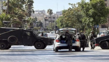 مستوطنون صهاينة يصدمون مركبة قرب قرية المغير برام الله