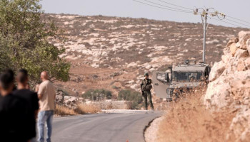 العدو يحتجز 3 شبان وينكل بهم على مدخل قرية المغير شمال شرق رام الله