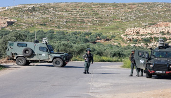 قوات العدو تغلق مدخل قرية المغير شمال شرق رام الله