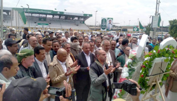 قيادات وزارة الخدمة المدنية يزورون أضرحة الشهداء الصماد والرهوي والغماري