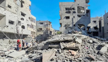 العدو الصهيوني يدمر مجمعاً تجارياً ويعتدي على عدة مناطق بقطاع غزة