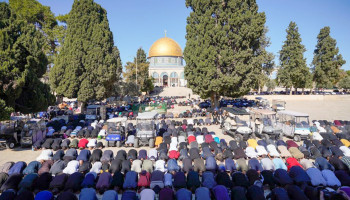 عشرات الآلاف يؤدون صلاة الجمعة في المسجد الأقصى