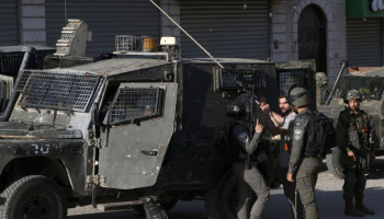 إصابات مختلفة واعتقالات واسعة للفلسطينيين في الضفة الغربية
