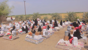 توزيع مواد إيوائية وغذائية لـ354 أسرة عائدة في مديرية الدريهمي بالحديدة