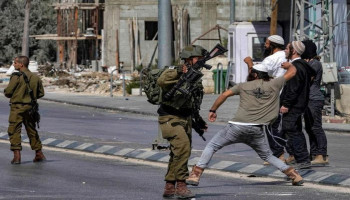 مستوطنون صهاينة يهاجمون منازل الفلسطينيين بحماية العدو شرق الخليل