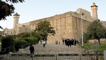قوات العدو تقتحم مدينة الخليل وتعتقل 9 فلسطينيين بينهم مدير الحرم الإبراهيمي