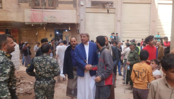 أمين العاصمة يطلع على أضرار استهداف العدوان السعودي لمنزل في مديرية شعوب