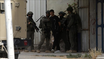 العدو يشن حملة اعتقالات واقتحامات في الضفة والقدس ويصيب مواطنًا في قباطية