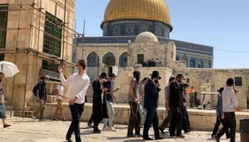 عشرات المستوطنين الصهاينة يقتحمون الأقصى ويؤدون طقوسًا تلمودية أمام قبة الصخرة