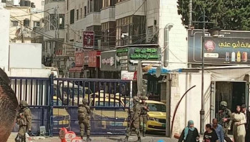 العدو يقتحم وسط رام الله ويداهم مؤسسات أهلية ويصادر ملفات حقوقية