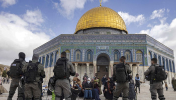 العدو يُبعد المقدسي خالد أبو تايه عن المسجد الأقصى لمدة 6 أشهر