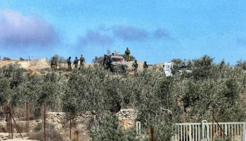 العدو يمنع مزارعي دير جرير من قطف الزيتون وسط تصاعد الاعتداءات على البلدة