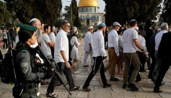 مستوطنون صهاينة يقتحمون الأقصى ويؤدون طقوسًا تلمودية بحماية العدو