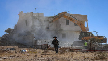 العدو يهدم منزلًا من طبقتين في دير بلوط غرب سلفيت