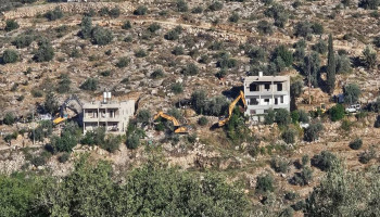 بالفيديو.. آليات العدو الصهيوني تشرع بهدم منزل في قرية زعترة شرق بيت لحم