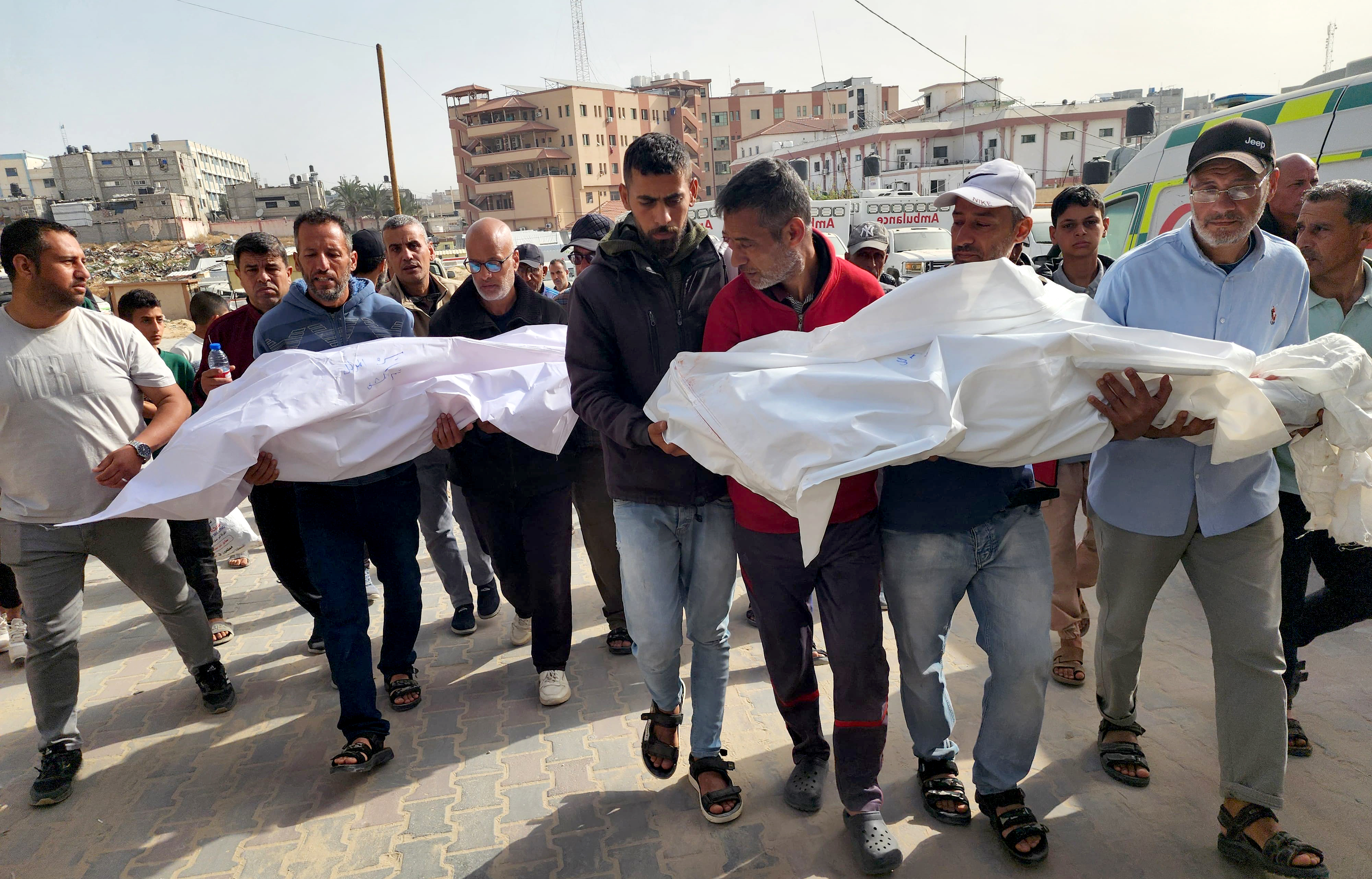 ارتقاء 40 شهيدا في غارات للعدو على قطاع غزة منذ فجر اليوم