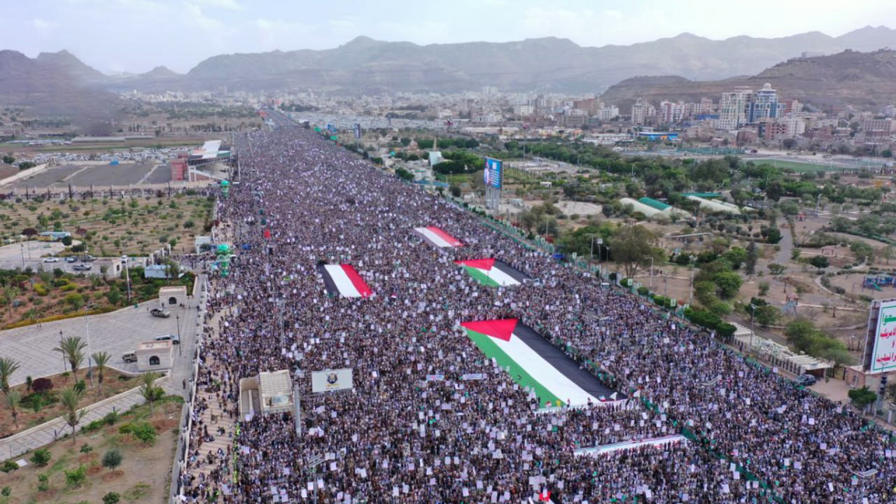 طوفان بشري بأمانة العاصمة ابتهاجاً بالفشل الأمريكي وتحدياً للعدو الصهيوني