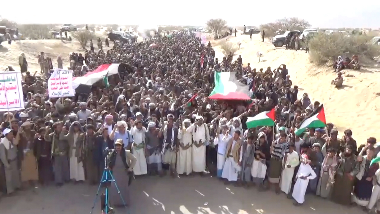 16 مسيرة وعشرات الوقفات بمأرب نصرة لغزة واحتفالًا بالنصر على أمريكا