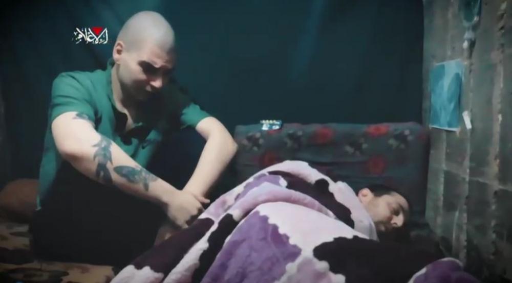 القسام ينشر مقطع فيديو لأسيرين صهيونيين أحدهما حاول الانتحار