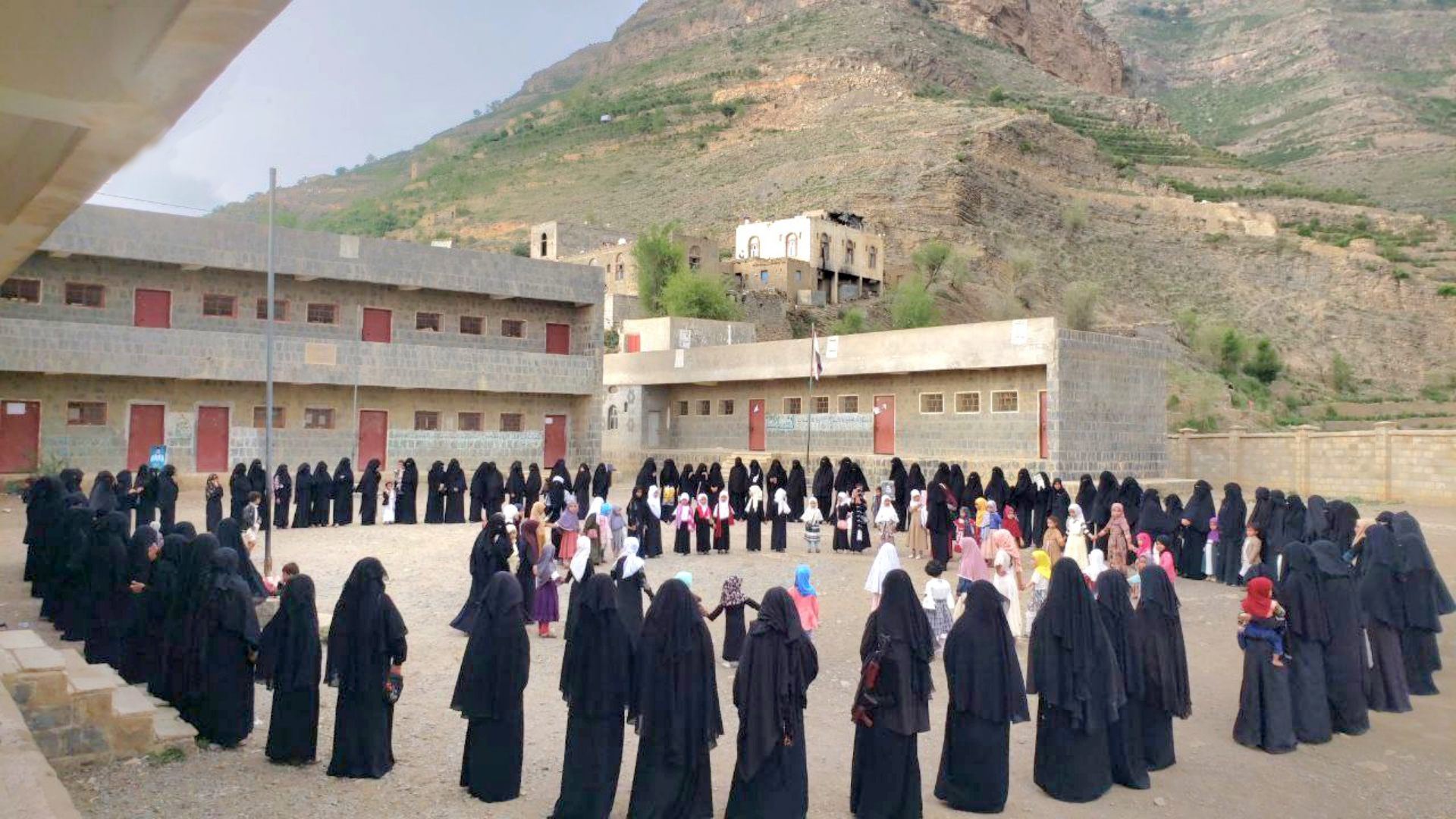 وقفات نسائية بحجة نصرة للشعب الفلسطيني واحتفاءً بالفشل الأمريكي