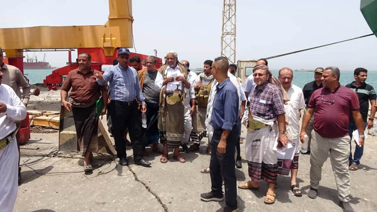 وزير النقل يشيد بجهود الكوادر الوطنية لاستمرارية النشاط الملاحي في ميناء الحديدة