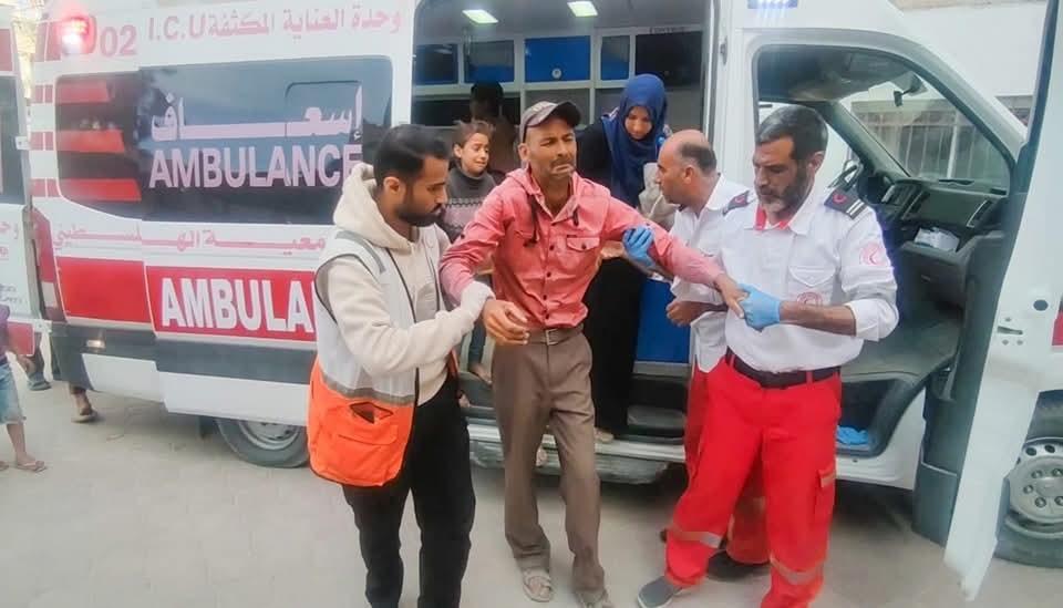 الهلال الأحمر الفلسطيني يدعو لحماية الطواقم الطبية والإغاثية بغزة