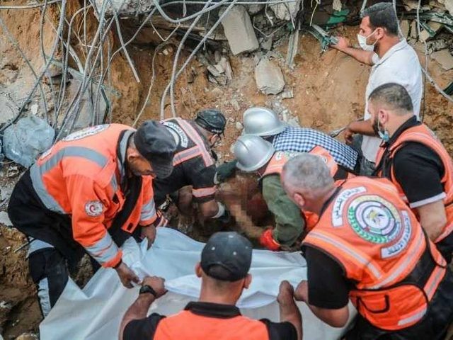 الدفاع المدني بغزة يعلن انتشال جثامين 4 شهداء من خان يونس