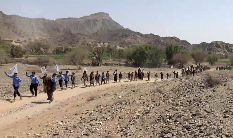 مسير وعرض كشفي لطلاب المدارس الصيفية في بدبدة بمأرب