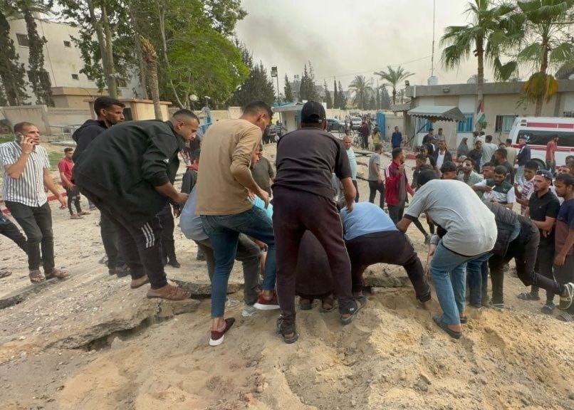 العدو الصهيوني يستهدف مستشفى غزة الأوروبي ويرتكب مجزرة مروعة